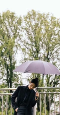 许凯全黑LOOK穿搭下雨天户外帅气十足写真图片