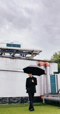 许凯全黑LOOK穿搭下雨天户外帅气十足写真图片