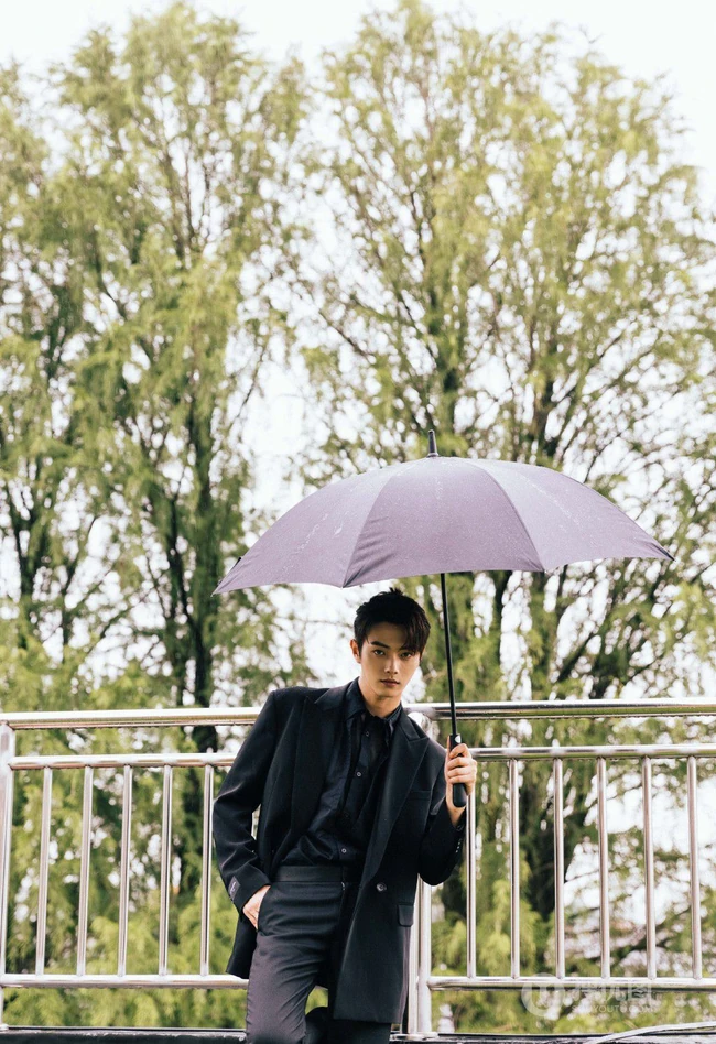 许凯全黑LOOK穿搭下雨天户外帅气十足写真图片