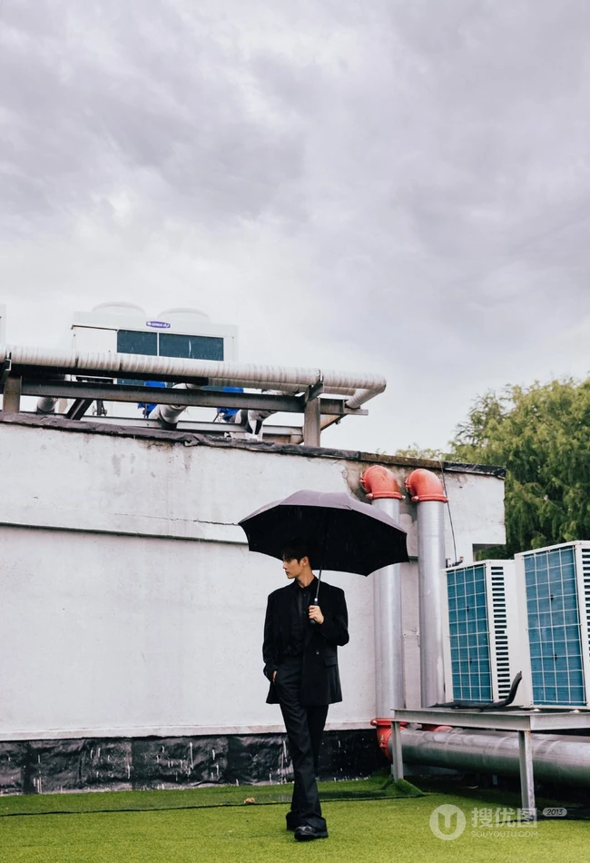 许凯全黑LOOK穿搭下雨天户外帅气十足写真图片
