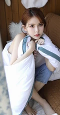 浅粉灵气漂亮鹅蛋脸少女条纹T恤背带牛仔裤穿搭优美高清室内照片