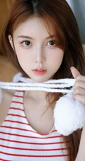 浅粉灵气漂亮鹅蛋脸少女条纹T恤背带牛仔裤穿搭优美高清室内照片