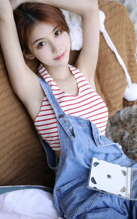 浅粉灵气漂亮鹅蛋脸少女条纹T恤背带牛仔裤穿搭优美高清室内照片