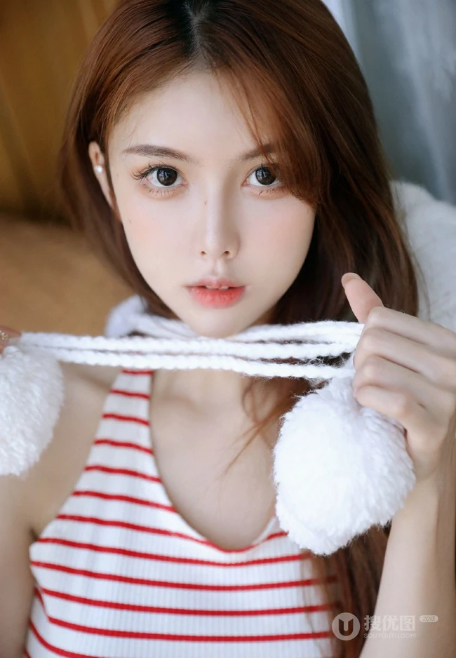 浅粉灵气漂亮鹅蛋脸少女条纹T恤背带牛仔裤穿搭优美高清室内照片