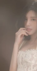 穿蕾丝睡裙的气质白皙线条短发女生小姐姐朦胧感十足居家吸睛艺术写真照