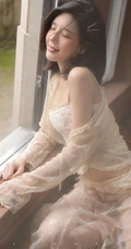 穿蕾丝睡裙的气质白皙线条短发女生小姐姐朦胧感十足居家吸睛艺术写真照
