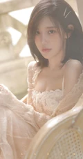 穿蕾丝睡裙的气质白皙线条短发女生小姐姐朦胧感十足居家吸睛艺术写真照