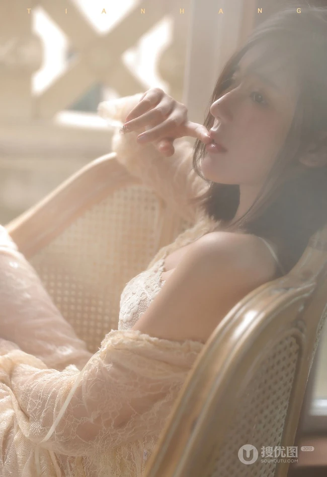 穿蕾丝睡裙的气质白皙线条短发女生小姐姐朦胧感十足居家吸睛艺术写真照