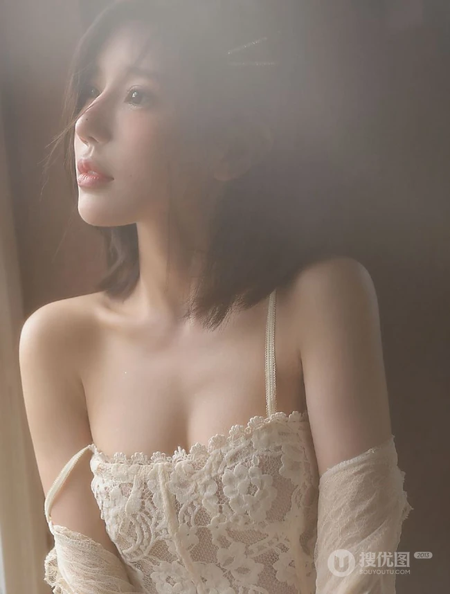 穿蕾丝睡裙的气质白皙线条短发女生小姐姐朦胧感十足居家吸睛艺术写真照