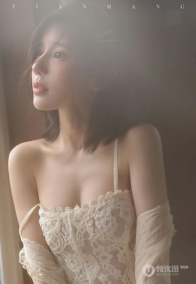 穿蕾丝睡裙的气质白皙线条短发女生小姐姐朦胧感十足居家吸睛艺术写真照
