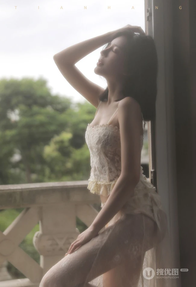 穿蕾丝睡裙的气质白皙线条短发女生小姐姐朦胧感十足居家吸睛艺术写真照