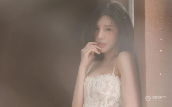 穿蕾丝睡裙的气质白皙线条短发女生小姐姐朦胧感十足居家吸睛艺术写真照