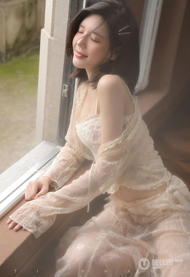 穿蕾丝睡裙的气质白皙线条短发女生小姐姐朦胧感十足居家吸睛艺术写真照