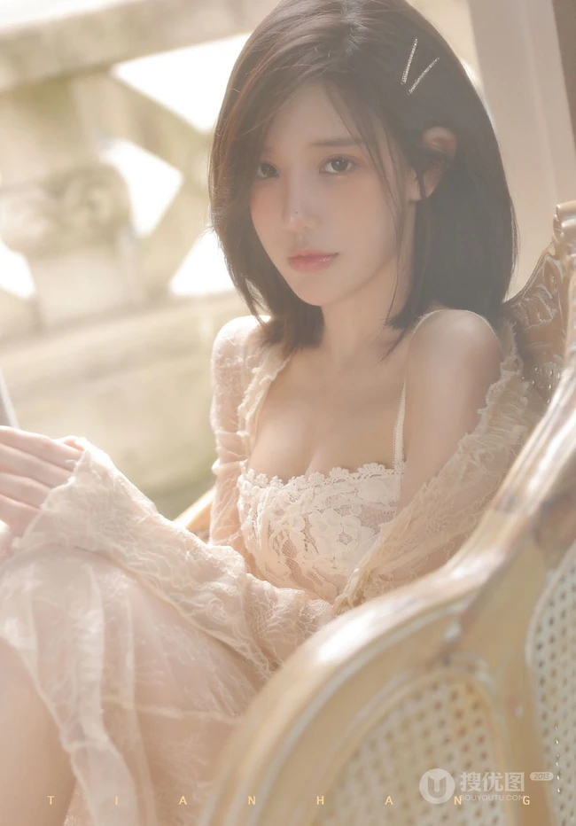 穿蕾丝睡裙的气质白皙线条短发女生小姐姐朦胧感十足居家吸睛艺术写真照
