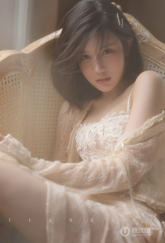穿蕾丝睡裙的气质白皙线条短发女生小姐姐朦胧感十足居家吸睛艺术写真照