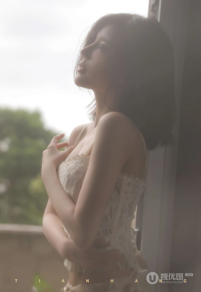 穿蕾丝睡裙的气质白皙线条短发女生小姐姐朦胧感十足居家吸睛艺术写真照