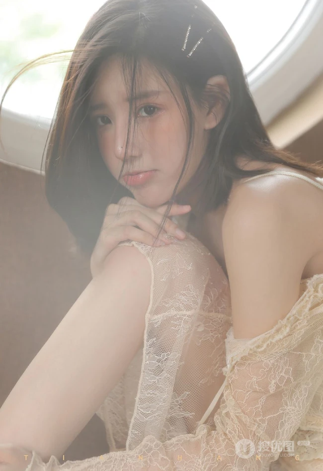 穿蕾丝睡裙的气质白皙线条短发女生小姐姐朦胧感十足居家吸睛艺术写真照