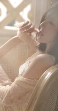 穿蕾丝睡裙的气质白皙线条短发女生小姐姐朦胧感十足居家吸睛艺术写真照