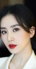 刘诗诗妆容精致，唇红肤白 化身气质时尚女生高清写真图片