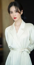 刘诗诗妆容精致，唇红肤白 化身气质时尚女生高清写真图片