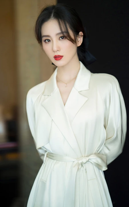 刘诗诗妆容精致，唇红肤白 化身气质时尚女生高清写真图片