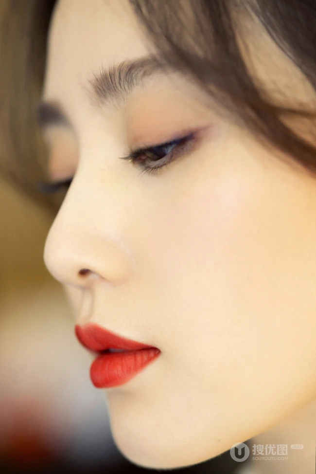 刘诗诗妆容精致，唇红肤白 化身气质时尚女生高清写真图片