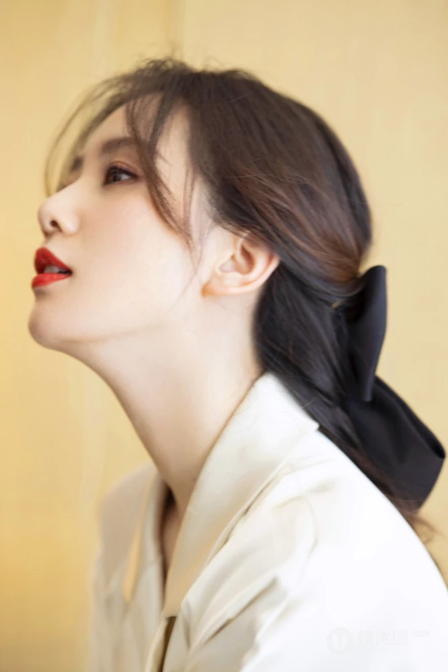 刘诗诗妆容精致，唇红肤白 化身气质时尚女生高清写真图片