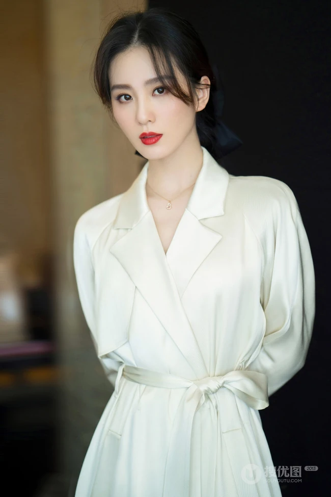 刘诗诗妆容精致，唇红肤白 化身气质时尚女生高清写真图片