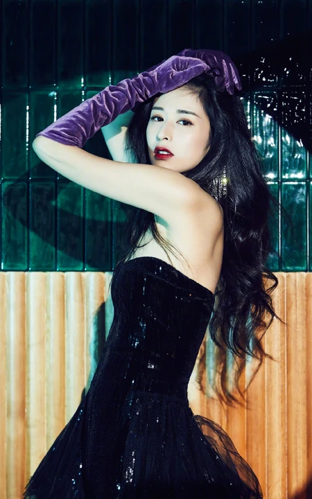 颖儿黑色礼裙裙着身化身夜场女王气质写真图片