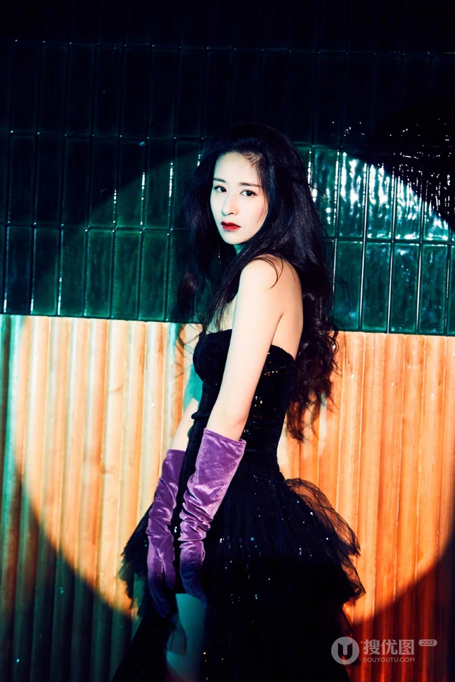 颖儿黑色礼裙裙着身化身夜场女王气质写真图片