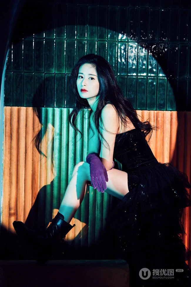 颖儿黑色礼裙裙着身化身夜场女王气质写真图片