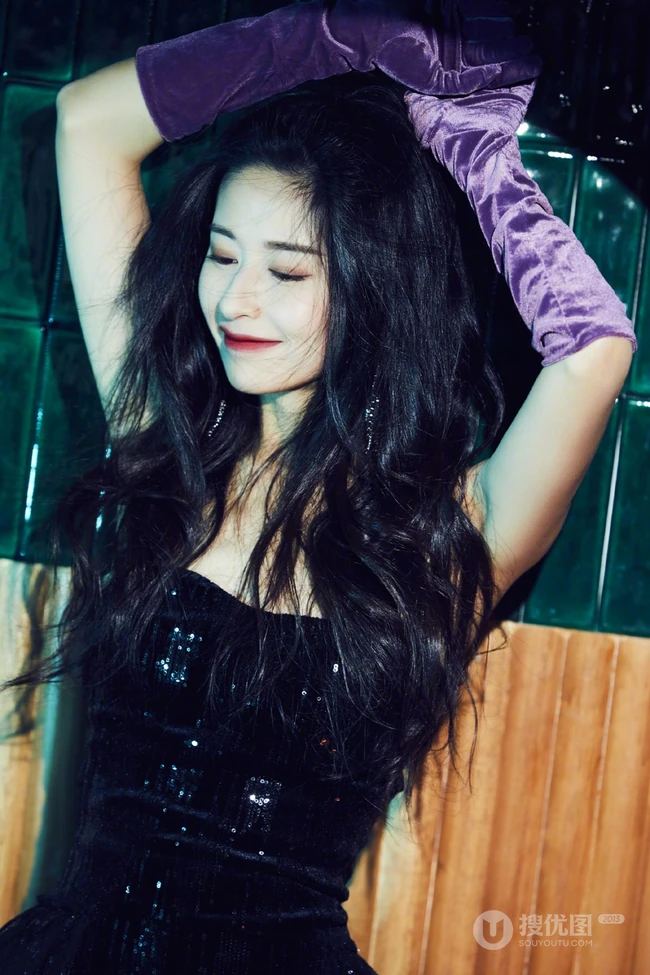 颖儿黑色礼裙裙着身化身夜场女王气质写真图片