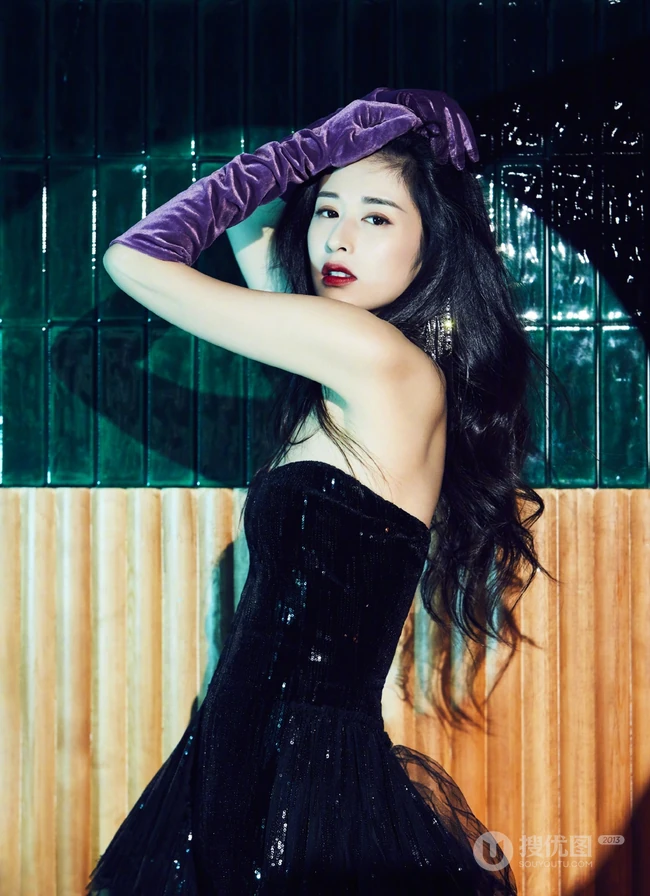 颖儿黑色礼裙裙着身化身夜场女王气质写真图片