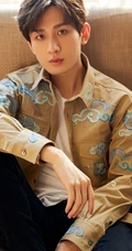 成毅云彩印花夹克衫穿搭暖阳下帅气写真照片