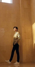 成毅云彩印花夹克衫穿搭暖阳下帅气写真照片