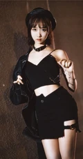午夜街头气质酷飒精选网红少女短款装肩带衣短裙柔美街拍写真套图