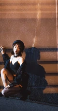午夜街头气质酷飒精选网红少女短款装肩带衣短裙柔美街拍写真套图
