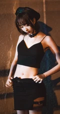 午夜街头气质酷飒精选网红少女短款装肩带衣短裙柔美街拍写真套图