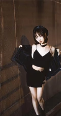 午夜街头气质酷飒精选网红少女短款装肩带衣短裙柔美街拍写真套图