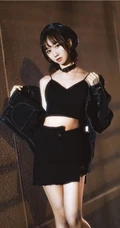 午夜街头气质酷飒精选网红少女短款装肩带衣短裙柔美街拍写真套图