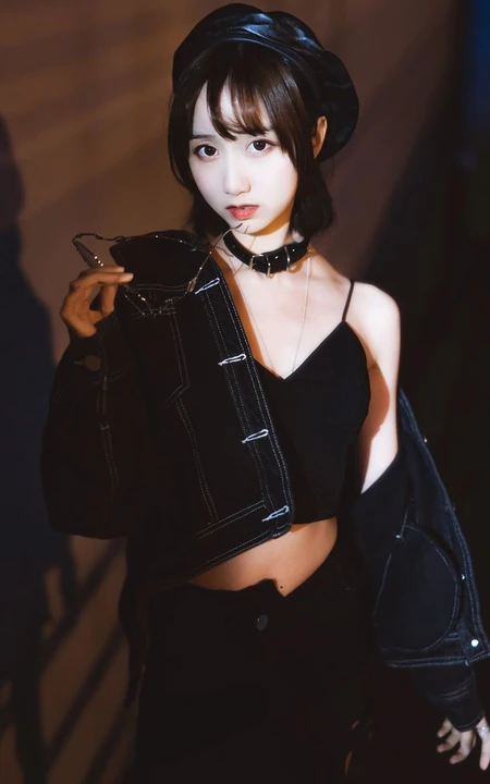 午夜街头气质酷飒精选网红少女短款装肩带衣短裙柔美街拍写真套图