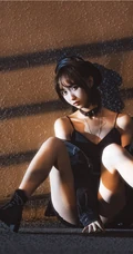 午夜街头气质酷飒精选网红少女短款装肩带衣短裙柔美街拍写真套图