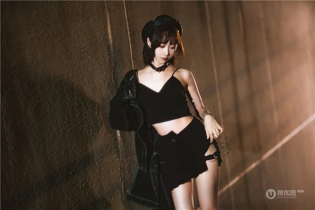 午夜街头气质酷飒精选网红少女短款装肩带衣短裙柔美街拍写真套图