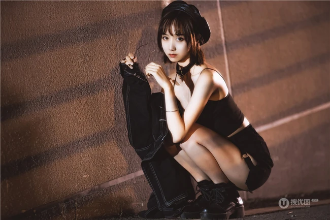 午夜街头气质酷飒精选网红少女短款装肩带衣短裙柔美街拍写真套图