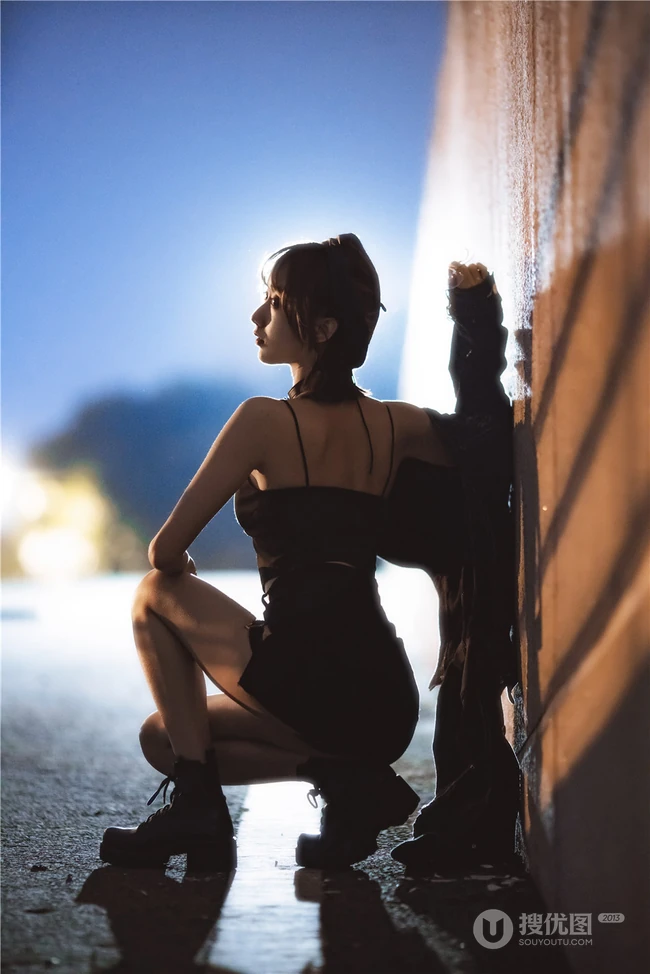 午夜街头气质酷飒精选网红少女短款装肩带衣短裙柔美街拍写真套图