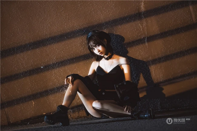 午夜街头气质酷飒精选网红少女短款装肩带衣短裙柔美街拍写真套图