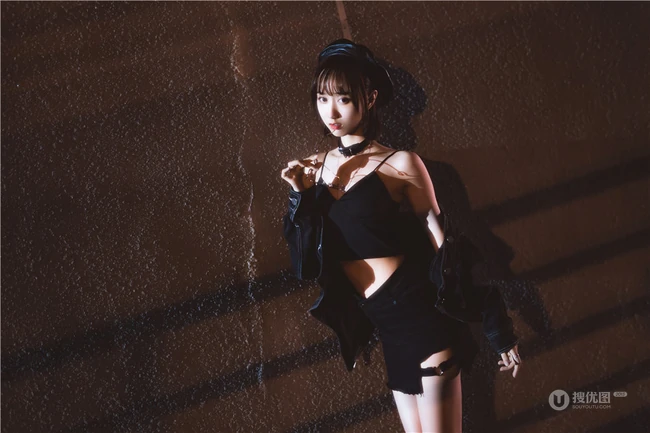 午夜街头气质酷飒精选网红少女短款装肩带衣短裙柔美街拍写真套图