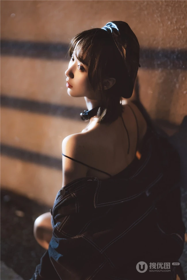 午夜街头气质酷飒精选网红少女短款装肩带衣短裙柔美街拍写真套图