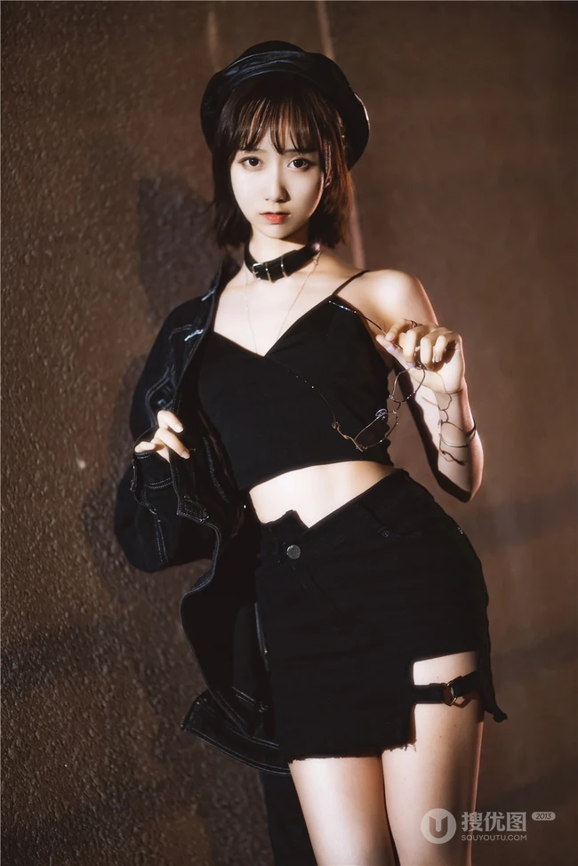午夜街头气质酷飒精选网红少女短款装肩带衣短裙柔美街拍写真套图