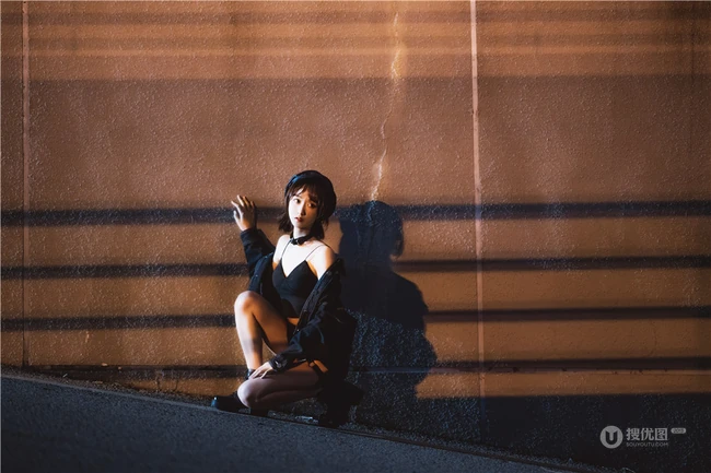 午夜街头气质酷飒精选网红少女短款装肩带衣短裙柔美街拍写真套图